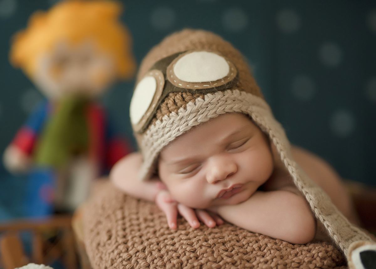 foto de bebe em caxias do sul fotografa morgana perini bebe em cenário pequeno principe com toca de aviador