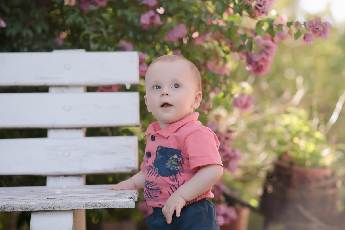foto de bebe em caxias do sul fotografa morgana perini bebe se segurando em banco