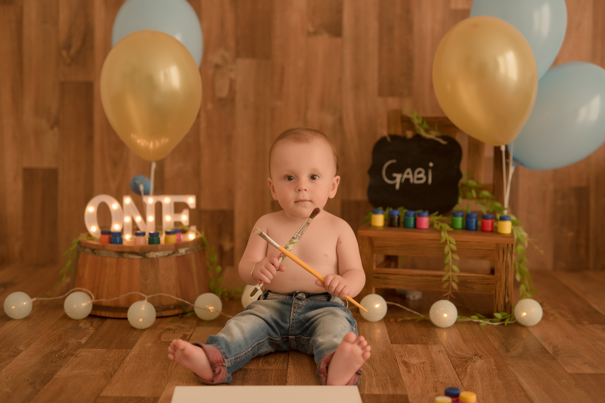 foto de bebe em caxias do sul fotografa morgana perini bebe com pinceis na mão