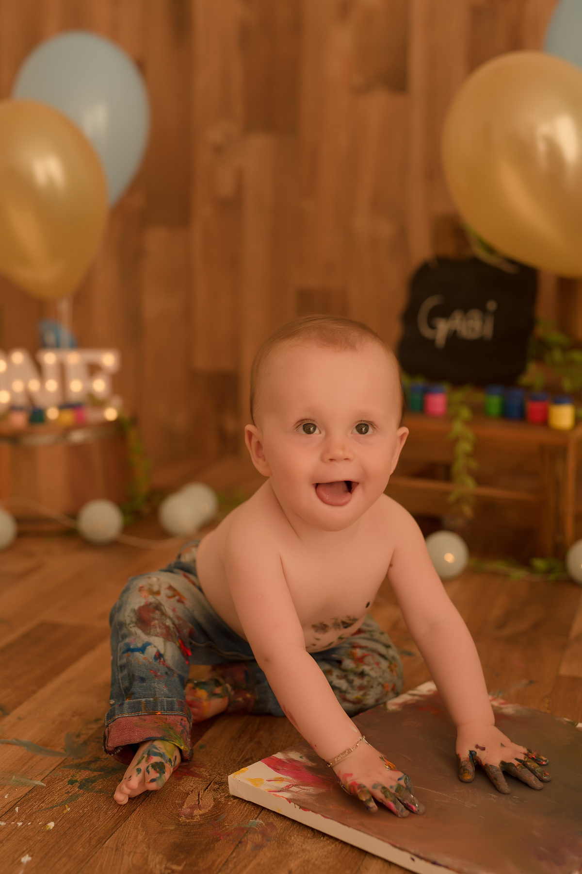 foto de bebe em caxias do sul fotografa morgana perini bebe sorrindo sujo de tinta
