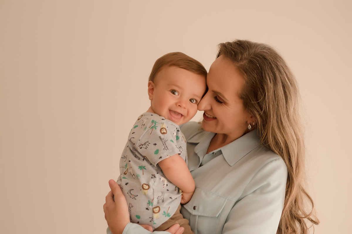 foto de bebe em caxias do sul fotografa morgana perini mãe abraçada com bebe