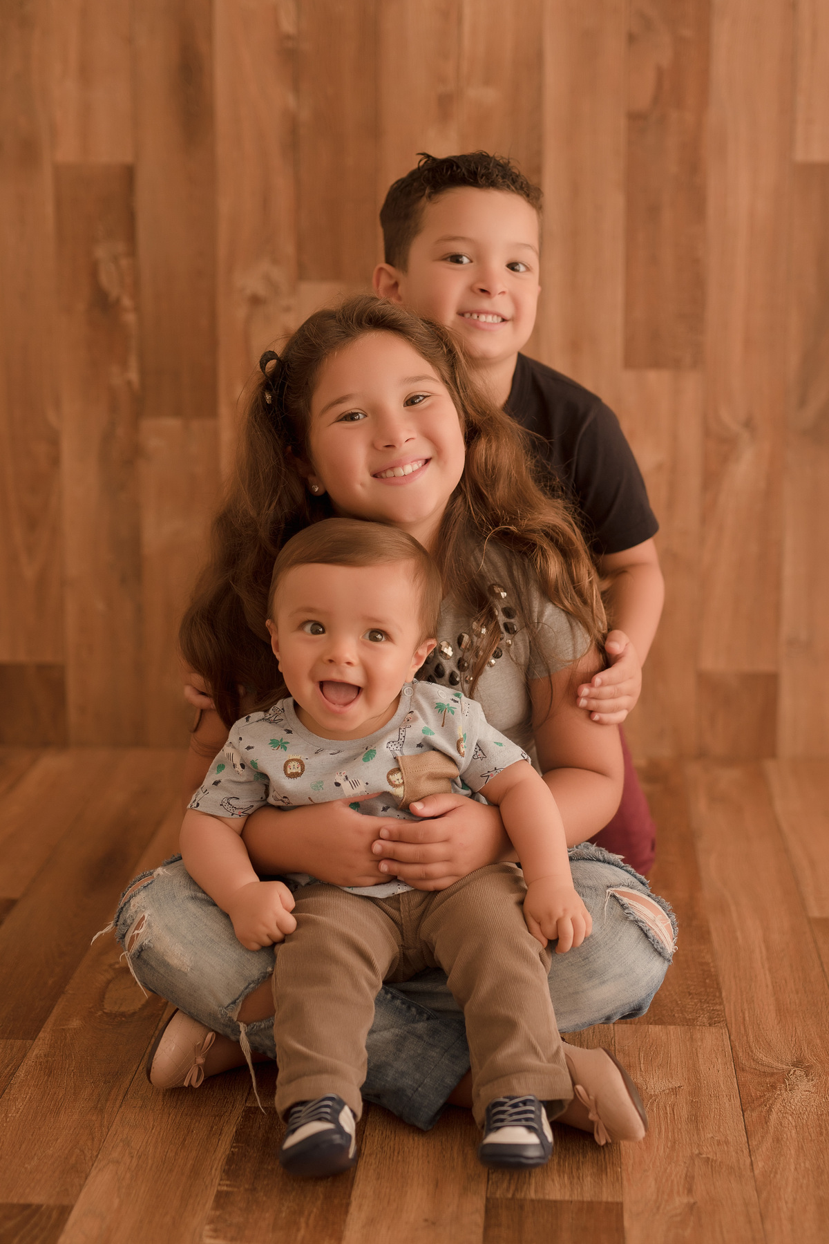 foto de bebe em caxias do sul fotografa morgana perini três irmãos abraçados