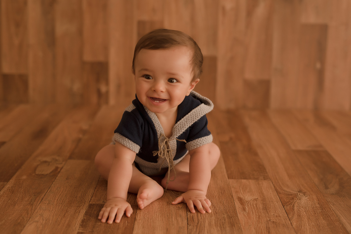 foto de bebe em caxias do sul fotografa morgana perini bebe sentadinho no chão sorrindo