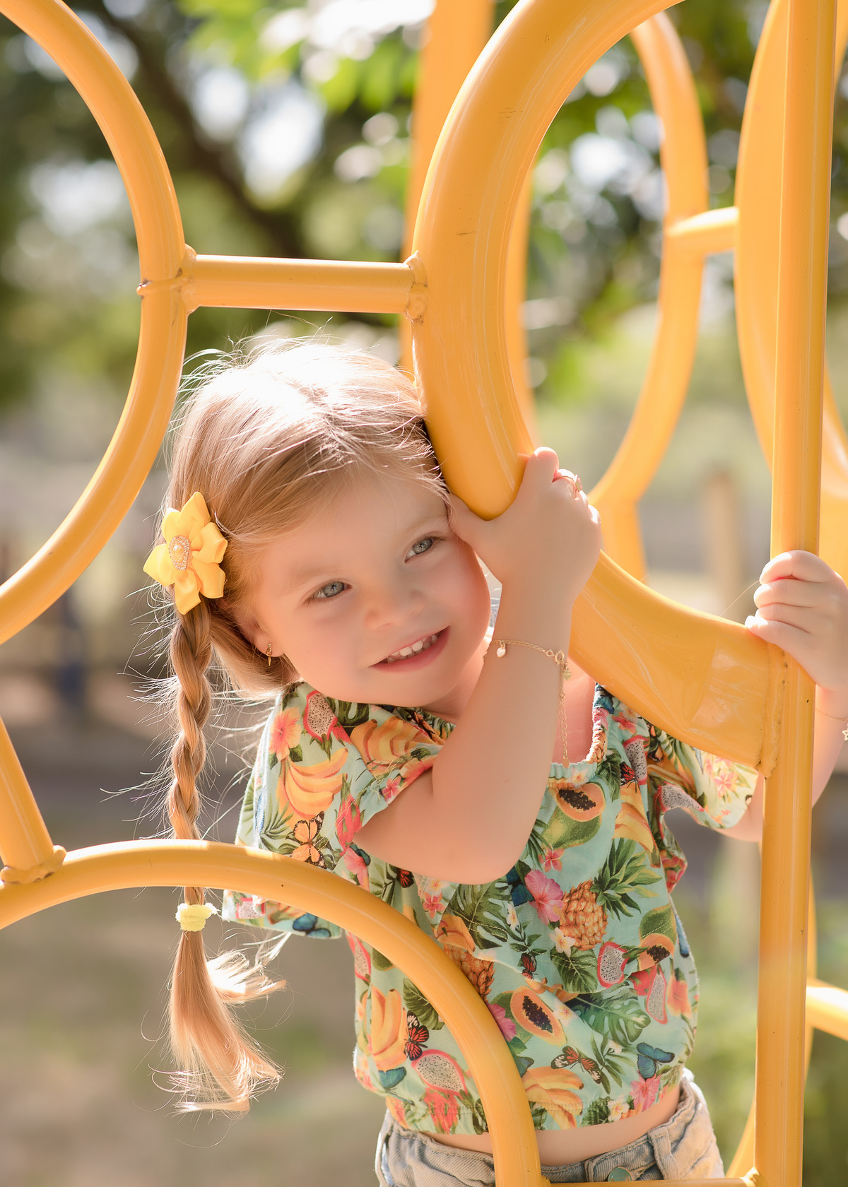foto de criança em caxias do sul fotografa morgana perini menina brincando parquinho