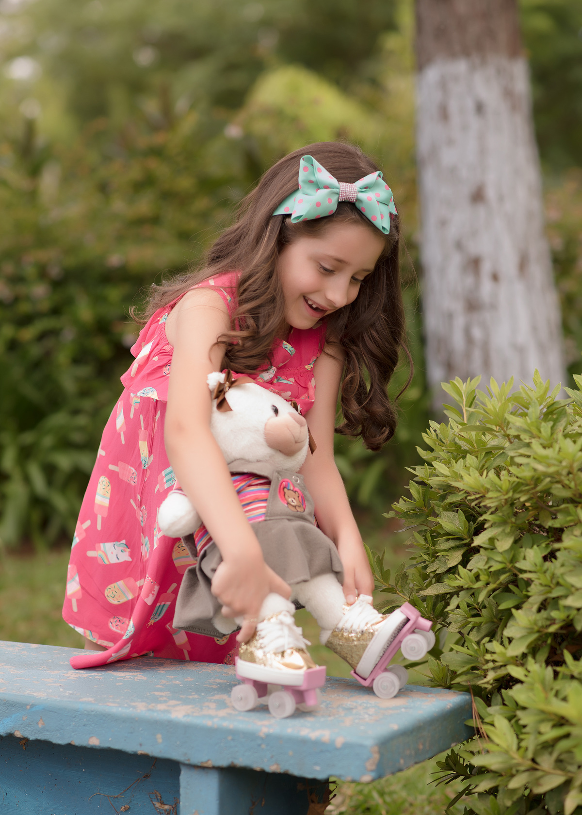 foto de criança em caxias do sul fotografa morgana perini criança brincando com urso