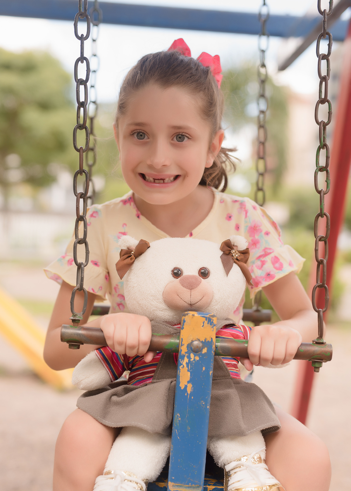 foto de criança em caxias do sul fotografa morgana perini menina no balanço em parquinho