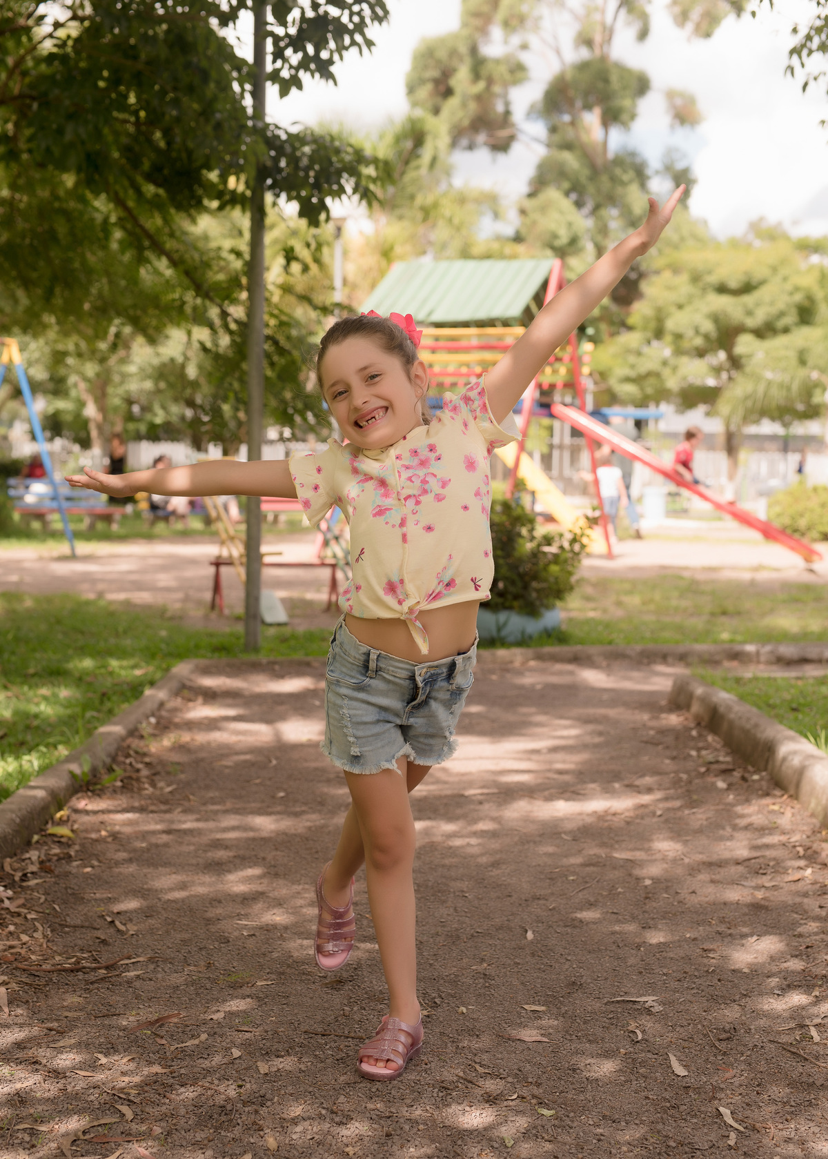 foto de criança em caxias do sul fotografa morgana perini menina no parquinho