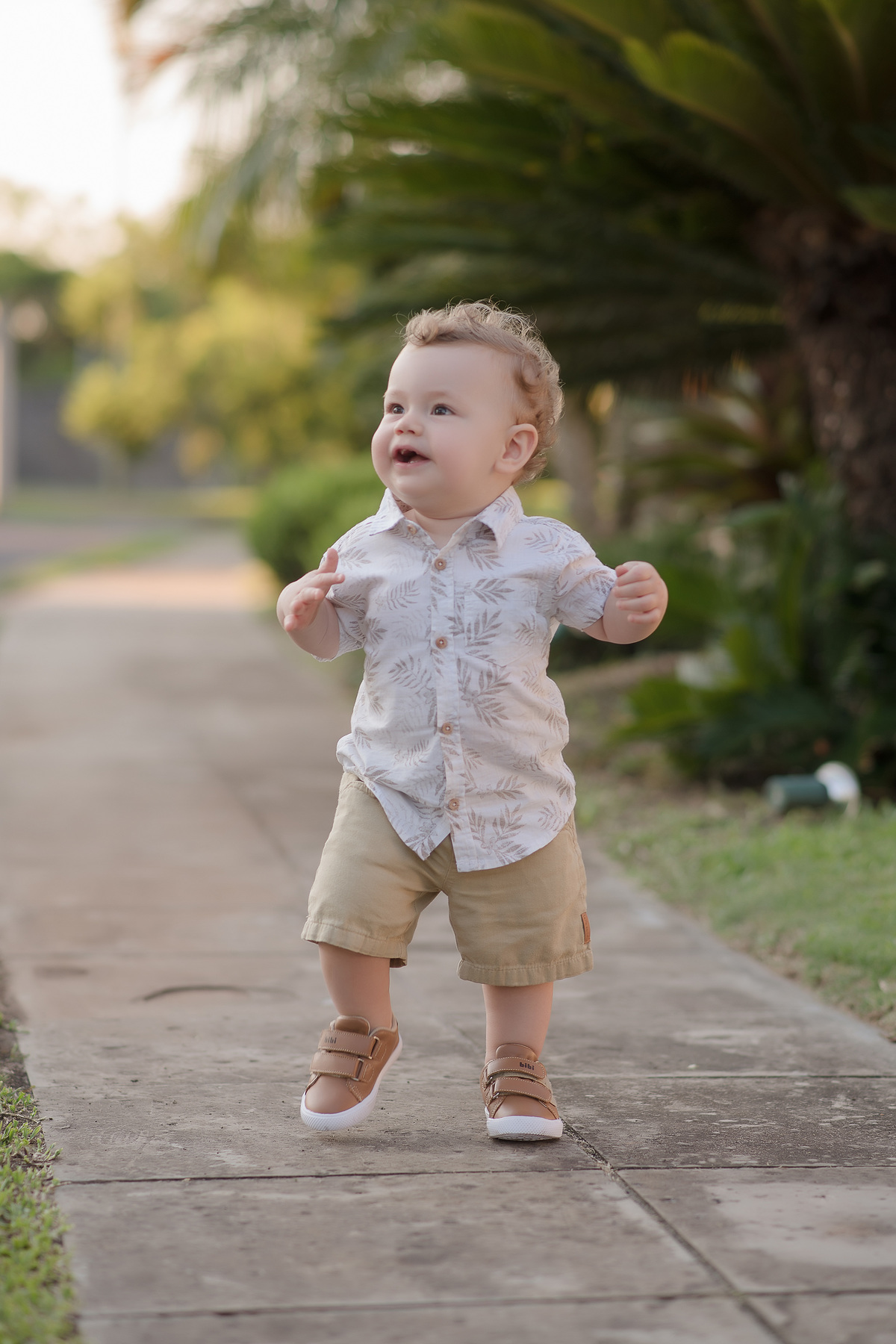 foto de familia em caxias do sul fotografa morgana perini bebe caminhando de bermuda