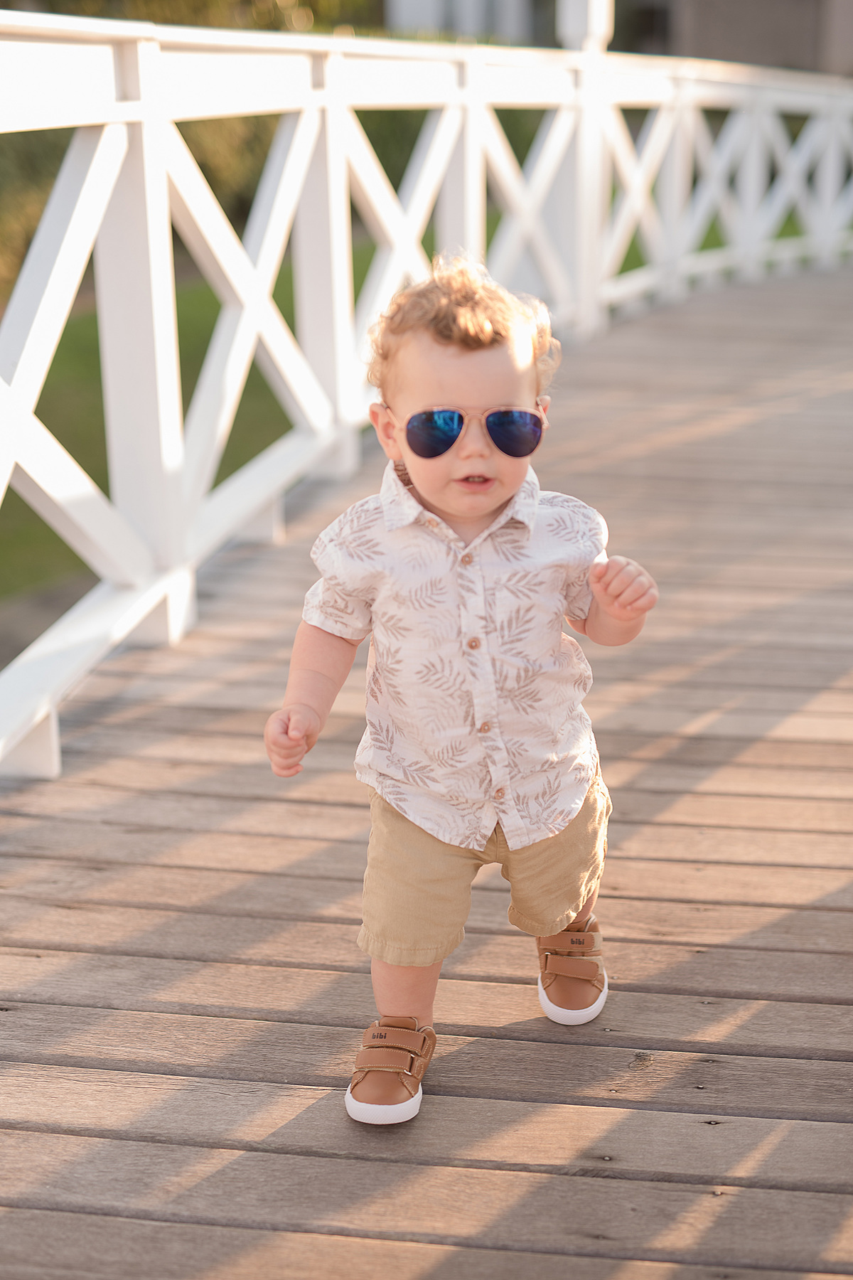 foto de familia em caxias do sul fotografa morgana perini bebe caminhando com oculos azul