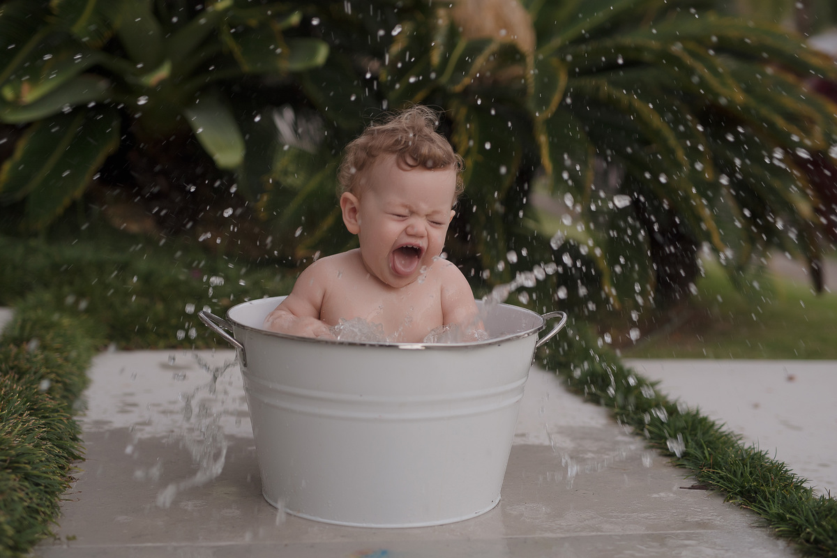 foto de familia em caxias do sul fotografa morgana perini bebe tomando banho e jogando agua pra cima