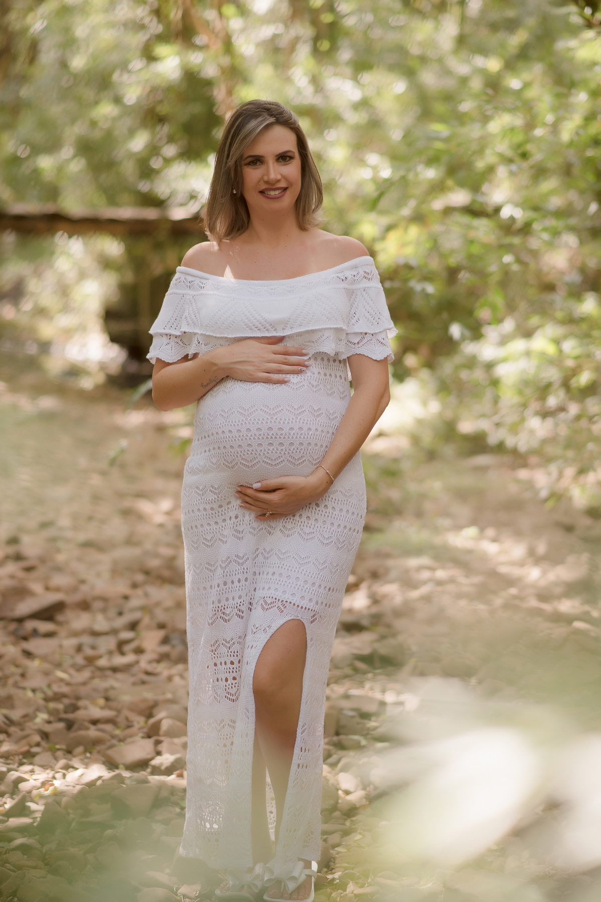 foto de familia em caxias do sul fotografa morgana perini  gravida com vestido branco com as mãos na barriga