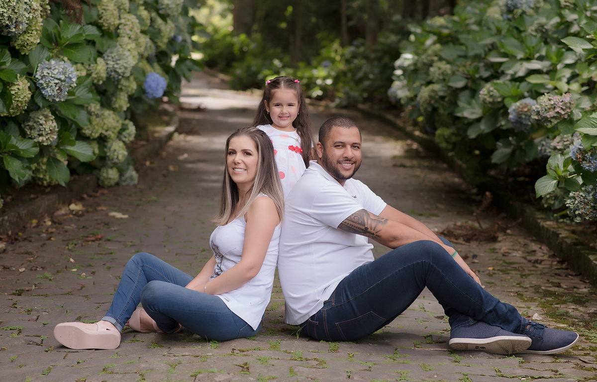 foto de familia em caxias do sul fotografa morgana perini familia sentada entre as flores