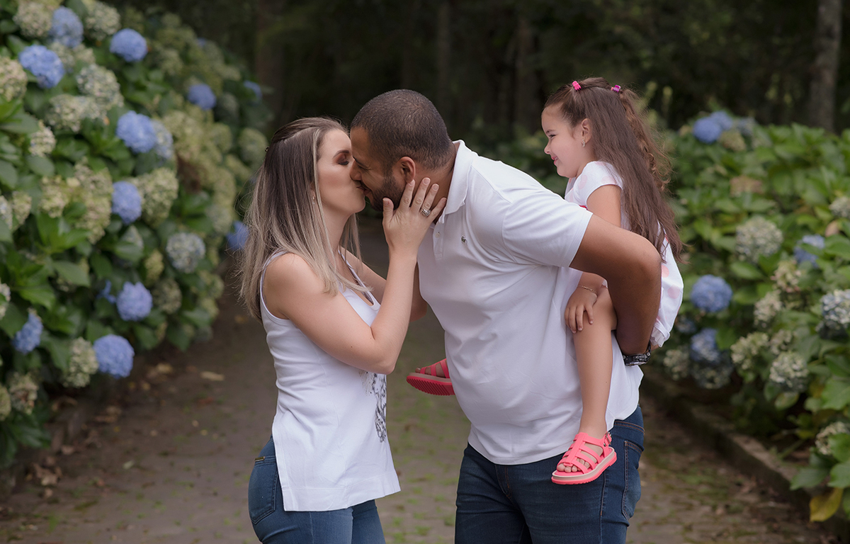 foto de familia em caxias do sul fotografa morgana perini casal se beijando