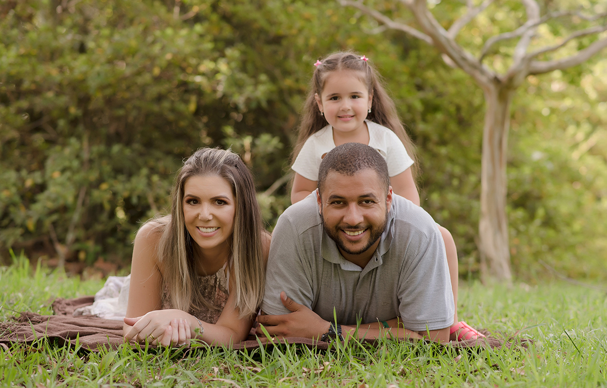 foto de familia em caxias do sul fotografa morgana perini familia deitada na grama