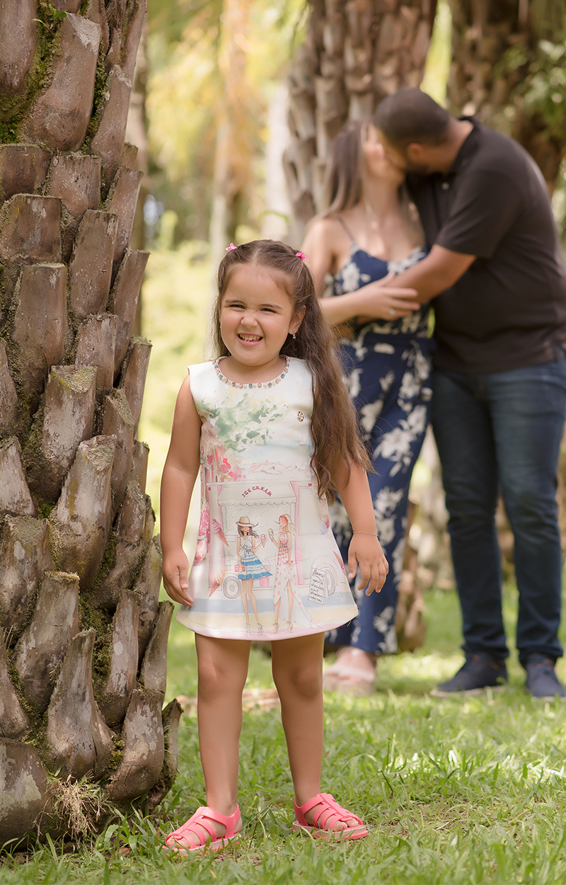 foto de familia em caxias do sul fotografa morgana perini criança sorrindo pais atras