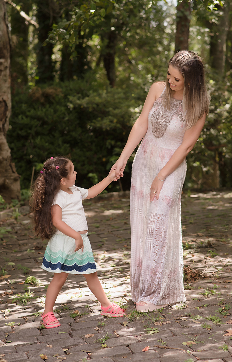 foto de familia em caxias do sul fotografa morgana perini filha brincando com mae