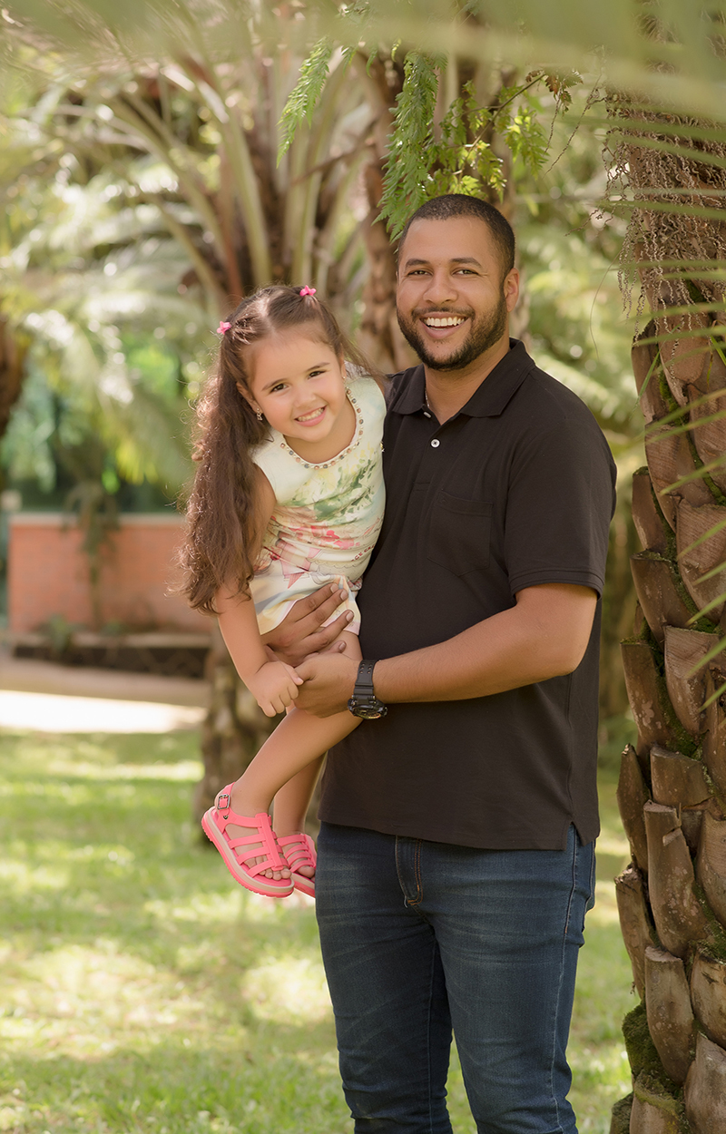 foto de familia em caxias do sul fotografa morgana perini filha brincando com pai