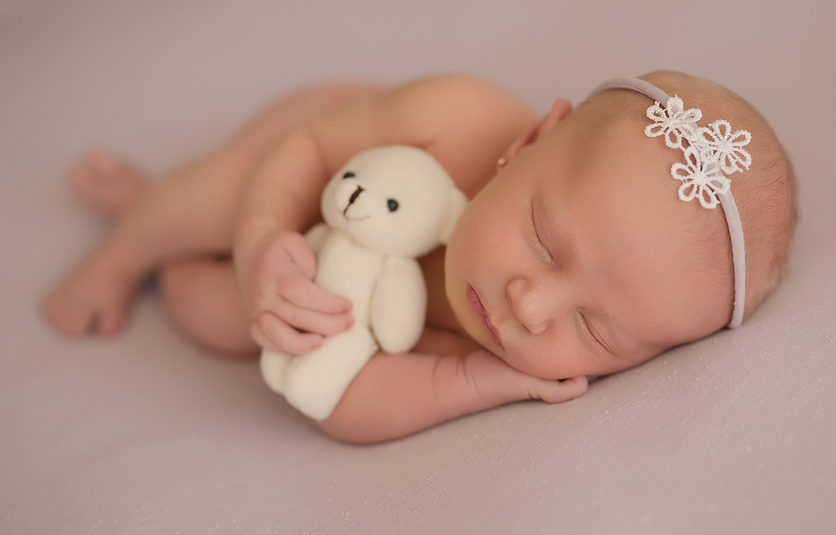 foto newborn em caxias do sul fotografa morgana perini bebe nenina com tiara de flores