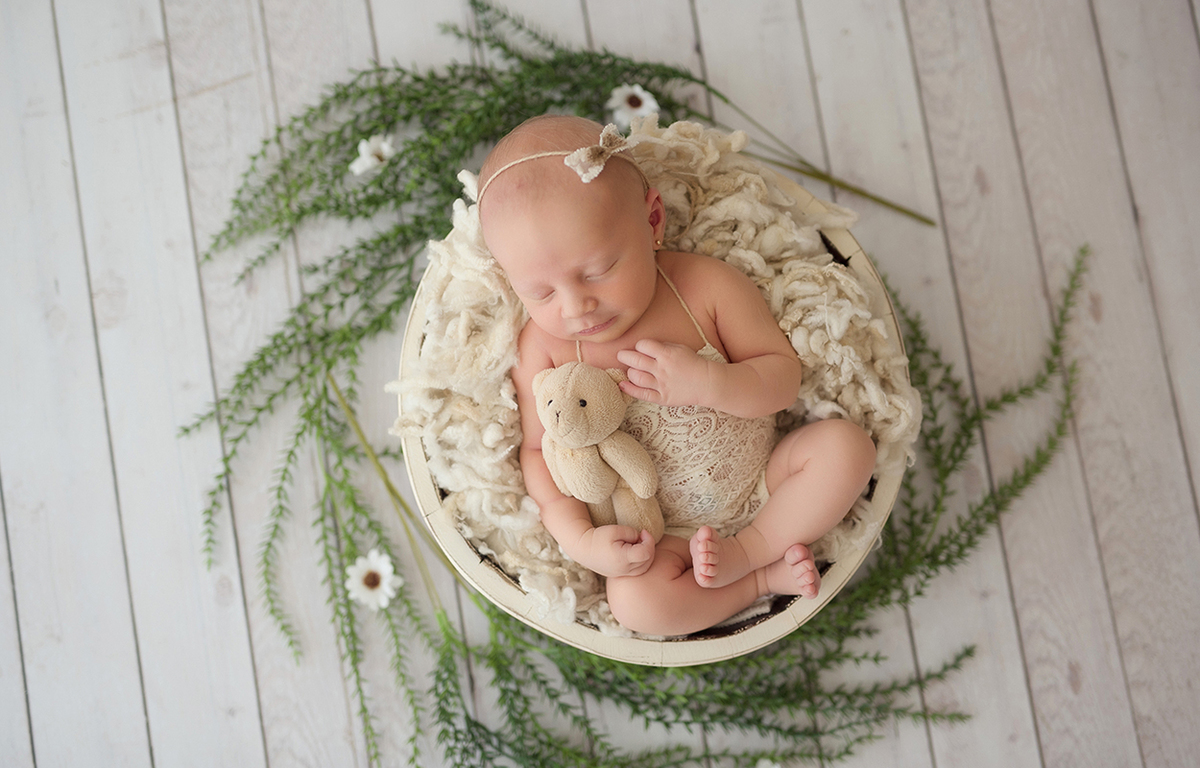 foto newborn em caxias do sul fotografa morgana perini bebe com folhas verdes