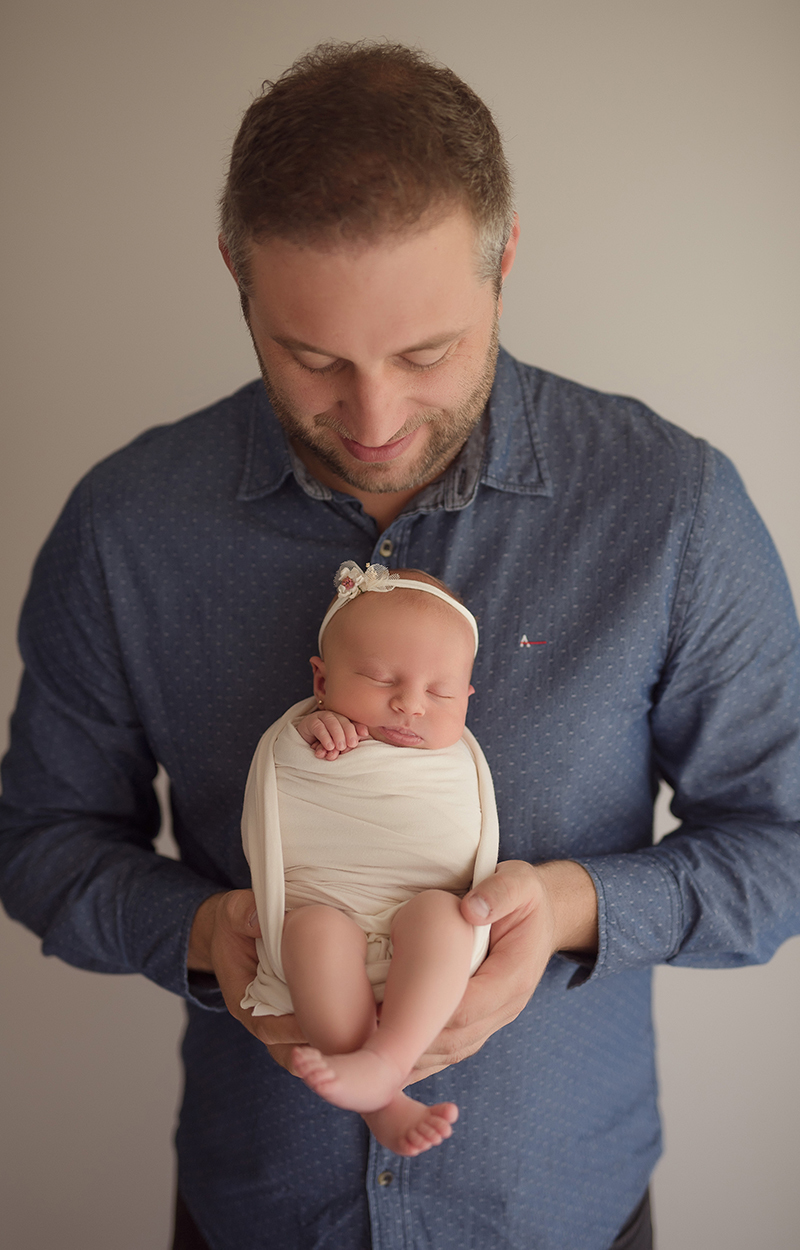 foto newborn em caxias do sul fotografa morgana perini pai com a recém nascida