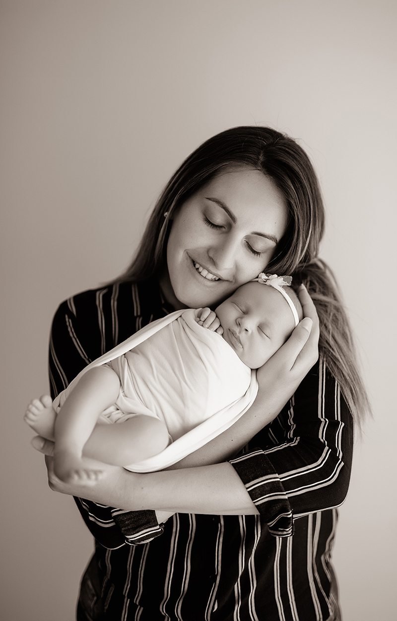 foto newborn em caxias do sul fotografa morgana perini mae com a recém nascida