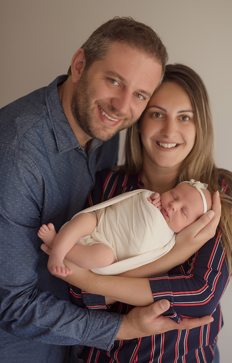foto newborn em caxias do sul fotografa morgana perini pais sorrindo com bebe