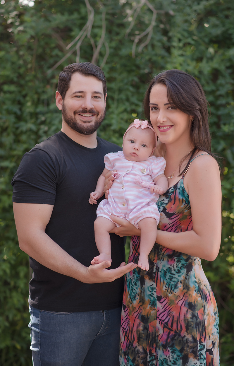 foto e bebe em caxias do sul fotografa morgana perini bebe no colo dos pais na natureza