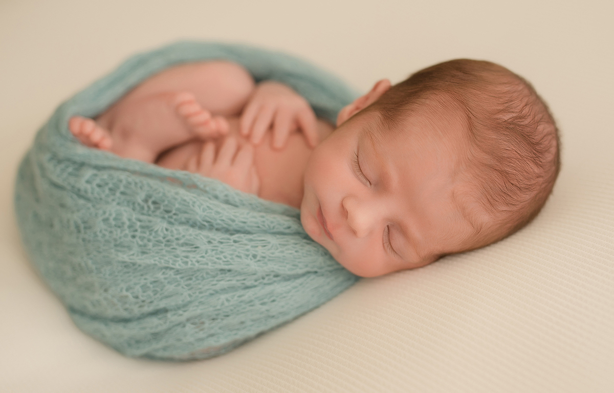 foto newborn em caxias do sul fotografa morgana perini bebe dormindo enrolado tecido azul