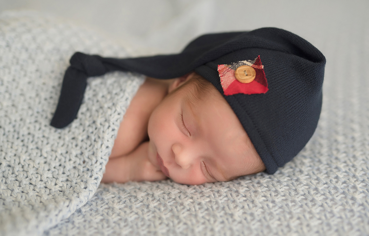 foto newborn em caxias do sul fotografa morgana perini  bebe com coberta e toca