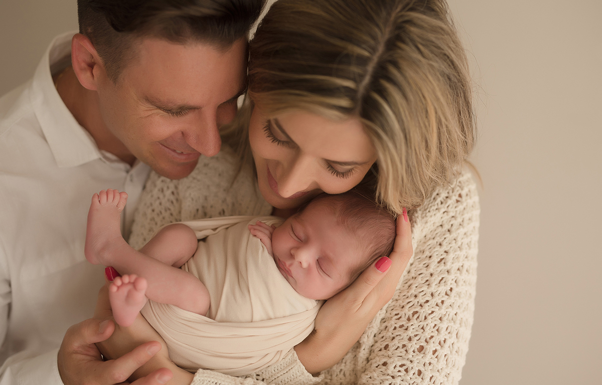 foto newborn em caxias do sul fotografa morgana perini casal com recem nascido