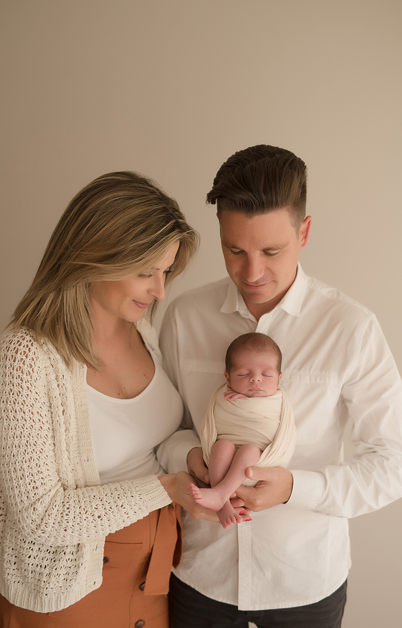 foto newborn em caxias do sul fotografa morgana perini pais com bebe enroladinho