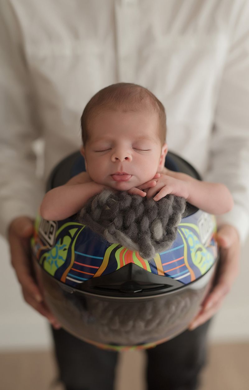 foto newborn em caxias do sul fotografa morgana perini bebe dentro de capacete