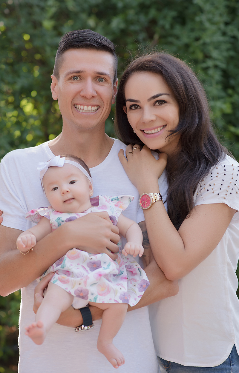 foto de bebe em caxias do sul fotografa mrogana perini familia com bebe no colo cores claras