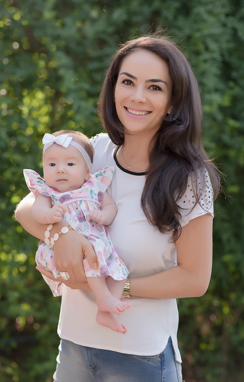 foto de bebe em caxias do sul fotografa mrogana perini mae com menina de vestido nos braços