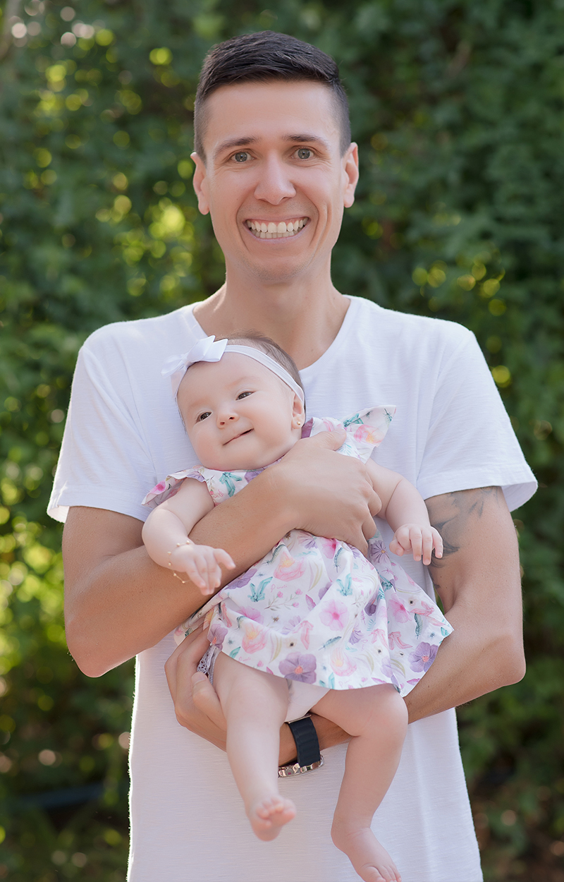 foto de bebe em caxias do sul fotografa mrogana perini pai com bebe de vestido no colo