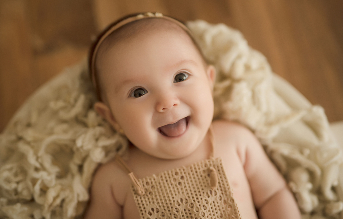 foto de bebe em caxias do sul fotografa mrogana perini bebe sorrindo roupa marrom