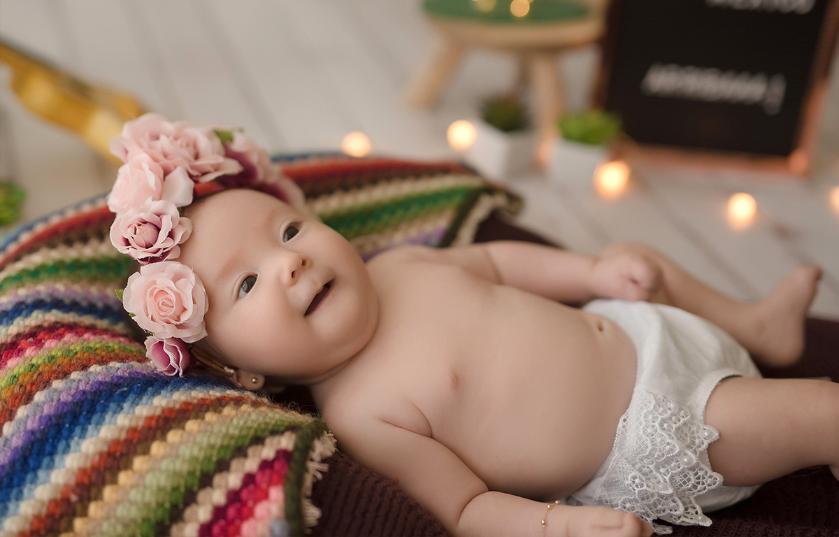 foto de bebe em caxias do sul fotografa mrogana perini bebe brincando com flores no rosto