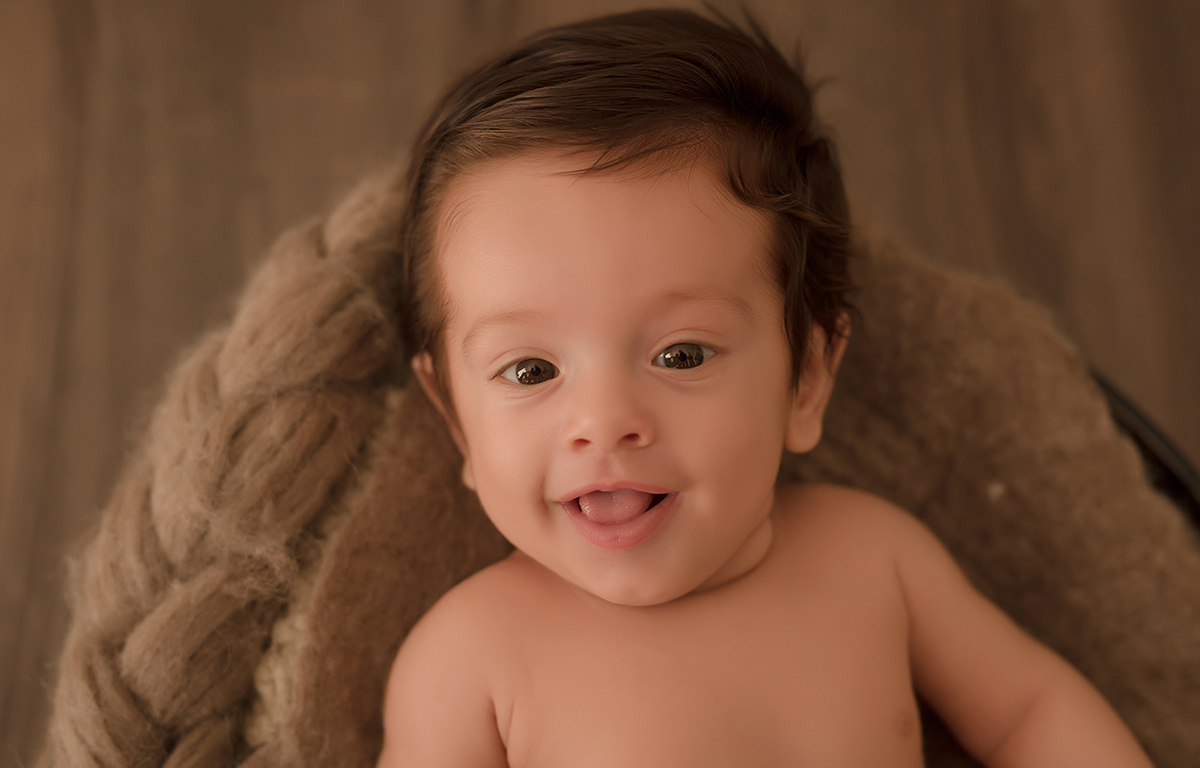 foto de bebe em caxias do sul fotografa morgana perini bebe brincando com a lingua