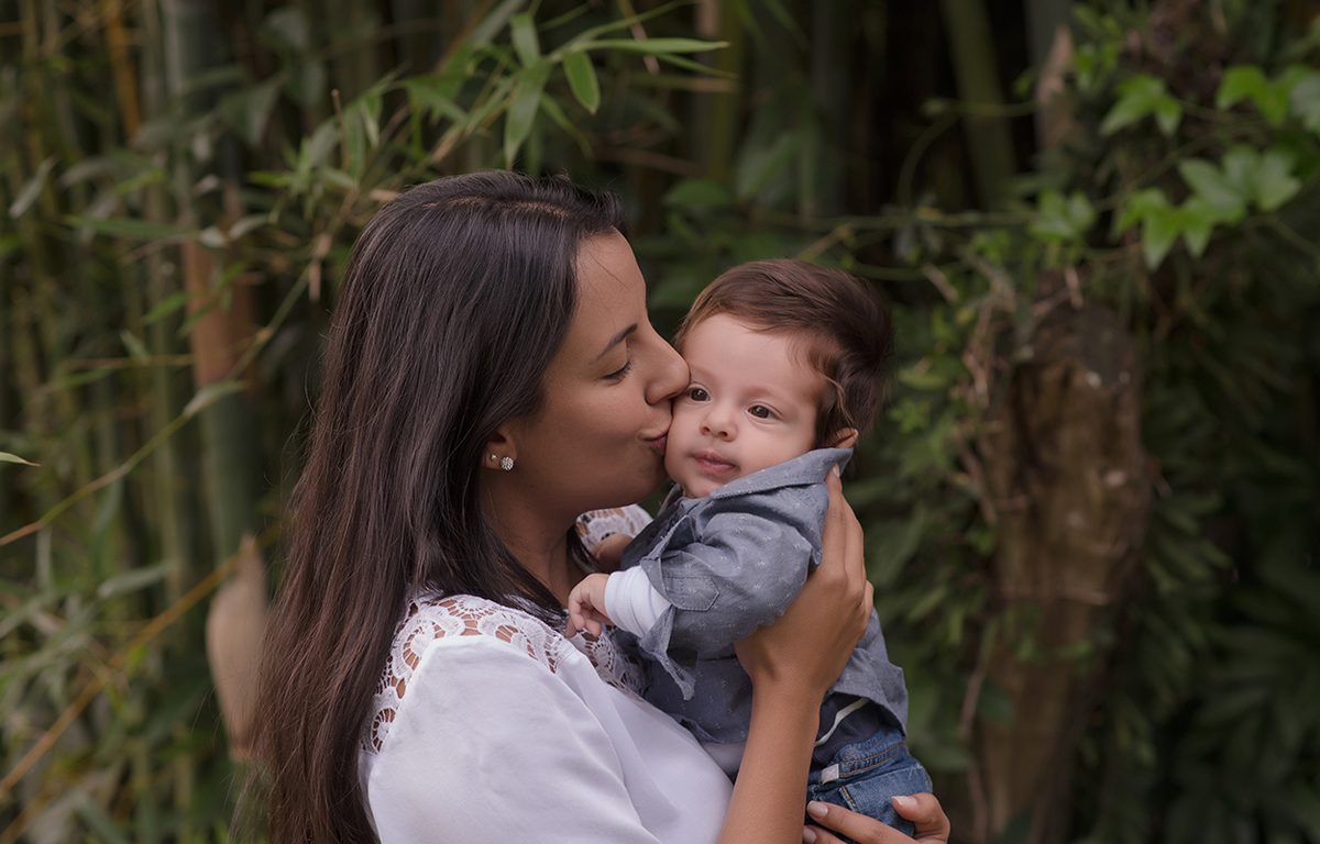 foto de bebe em caxias do sul fotografa morgana perini mae beijando bebe