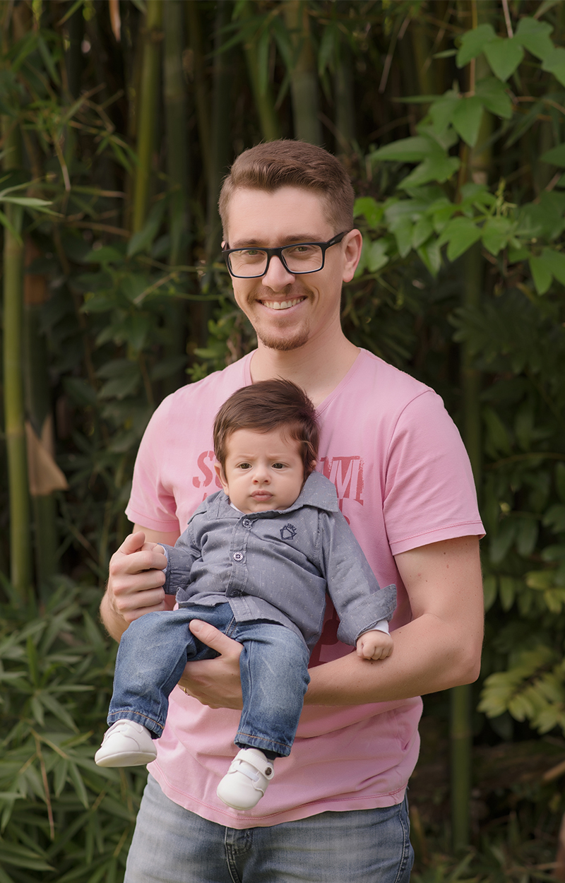 foto de bebe em caxias do sul fotografa morgana perini pai segurando bebe em cadeirinha