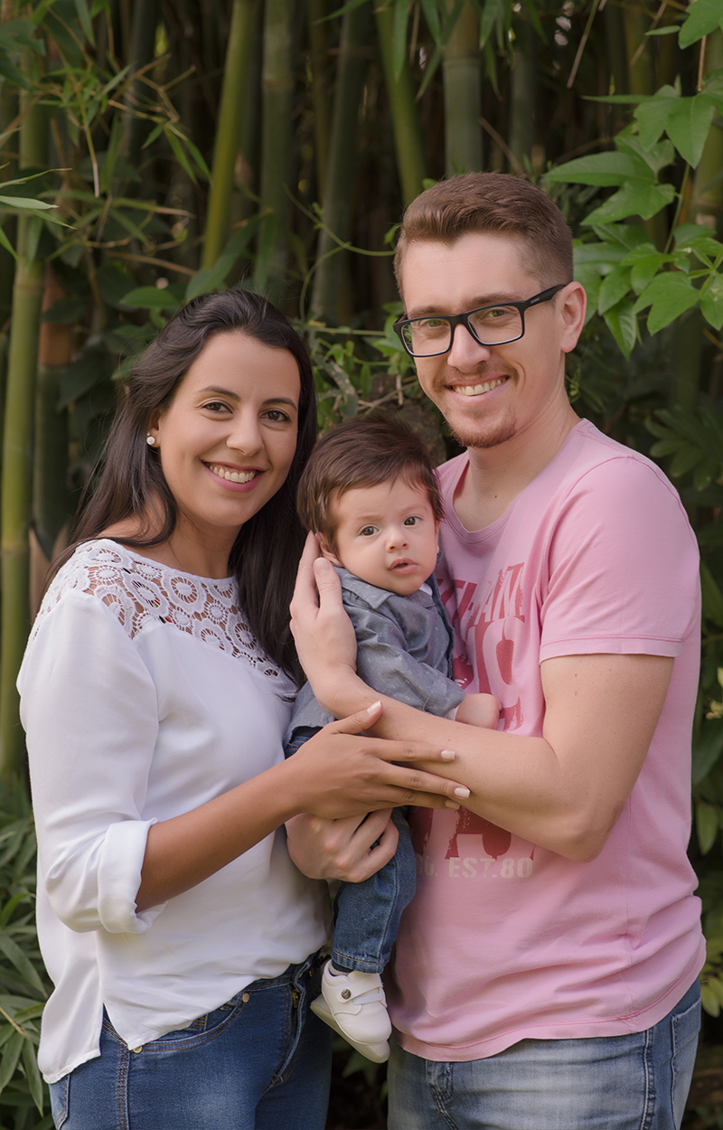 foto de bebe em caxias do sul fotografa morgana perini pais abraçando o bebe