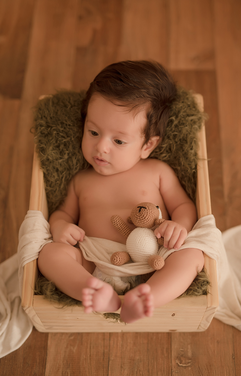foto de bebe em caxias do sul fotografa morgana perini bebe com ursinho deitado