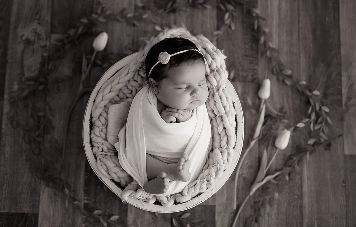 foto de recem nascido em caxias do sul fotografa morgana perini bebe deitada enroladinha peb