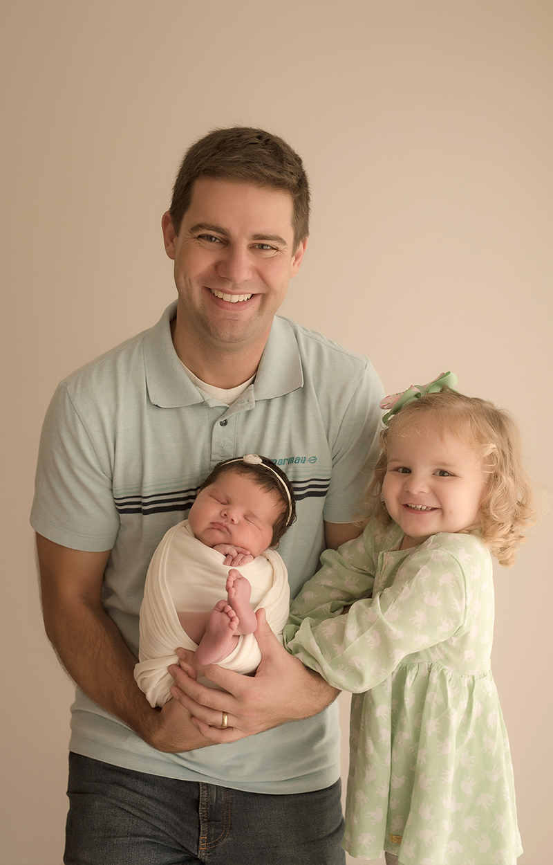 foto de recem nascido em caxias do sul fotografa morgana perini pai com as duas filhas