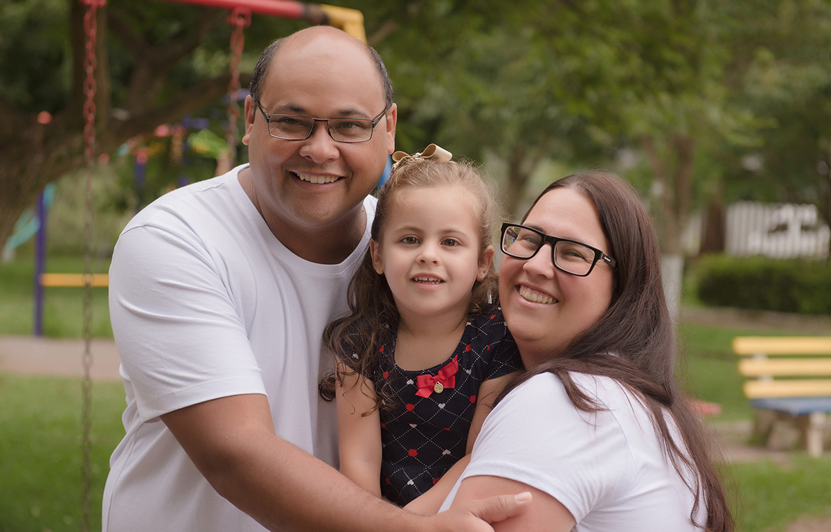foto de criança em caxias do sul fotografa morgana perini familia abraçada