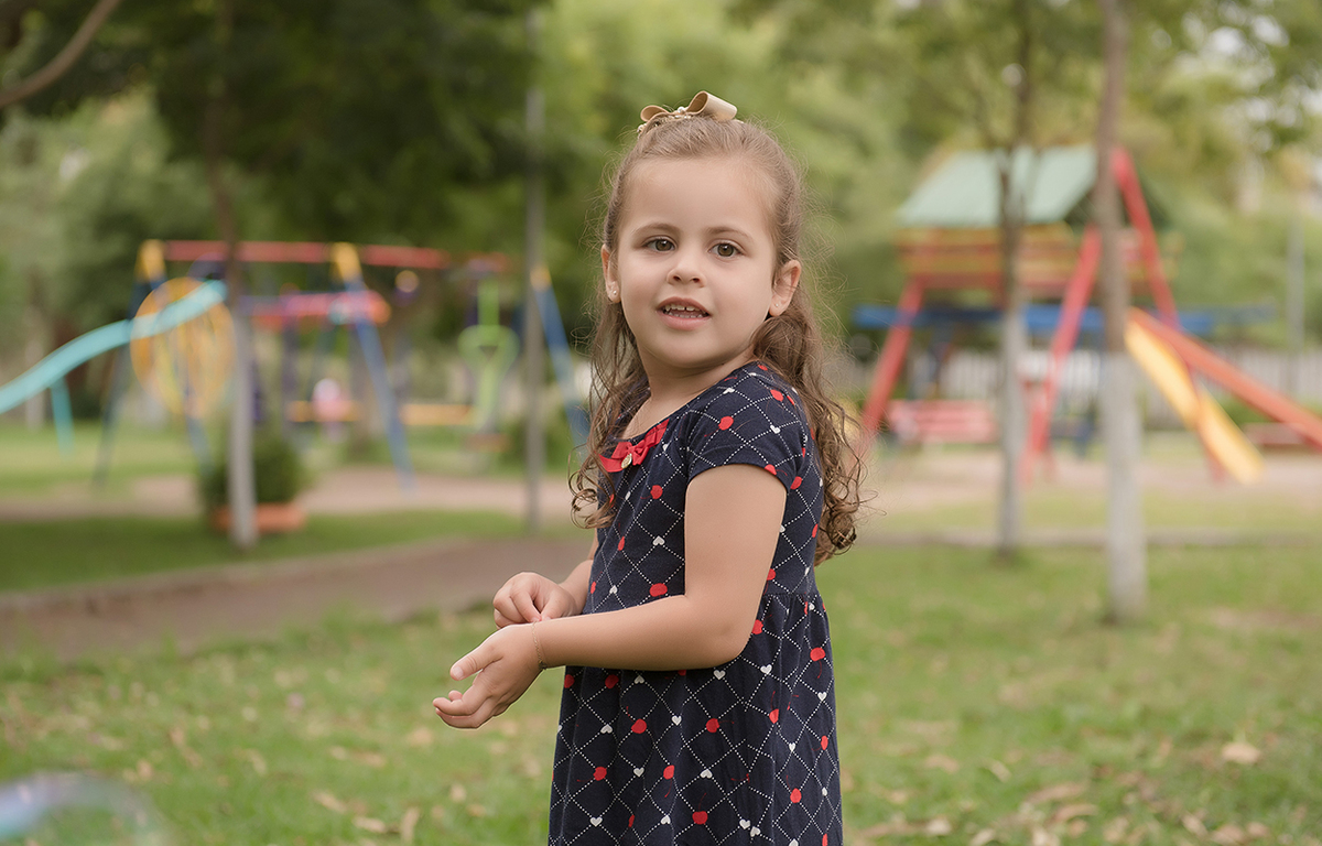 foto de criança em caxias do sul fotografa morgana perini menina em parquinho
