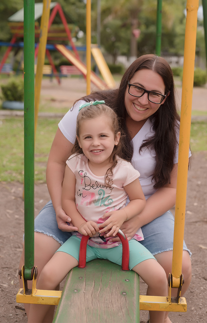 foto de criança em caxias do sul fotografa morgana perini mae no balanço com filha