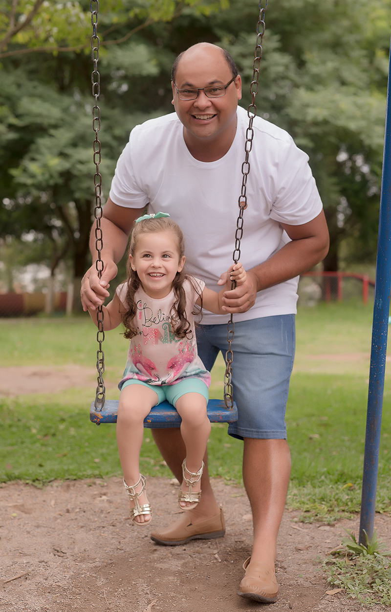 foto de criança em caxias do sul fotografa morgana perini pai com filha no balanço