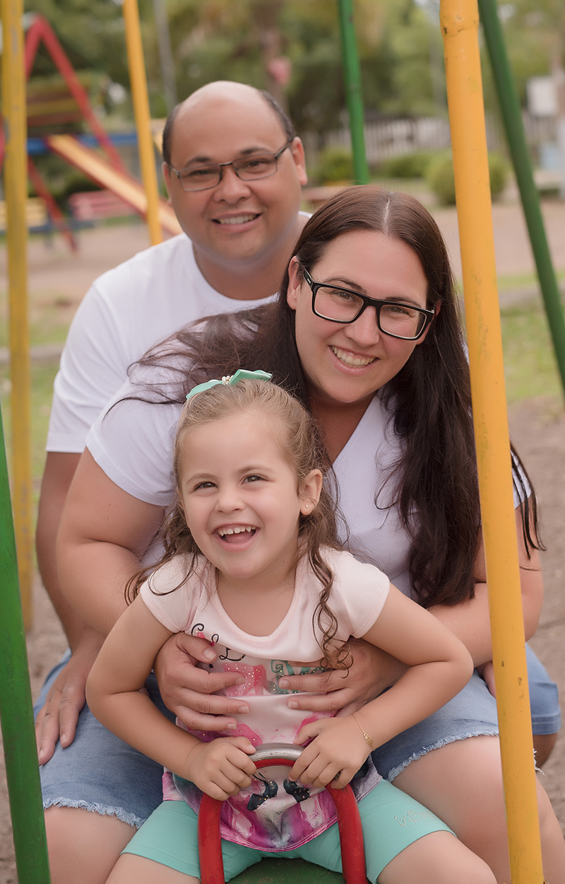 foto de criança em caxias do sul fotografa morgana perini pais no balanço com filha