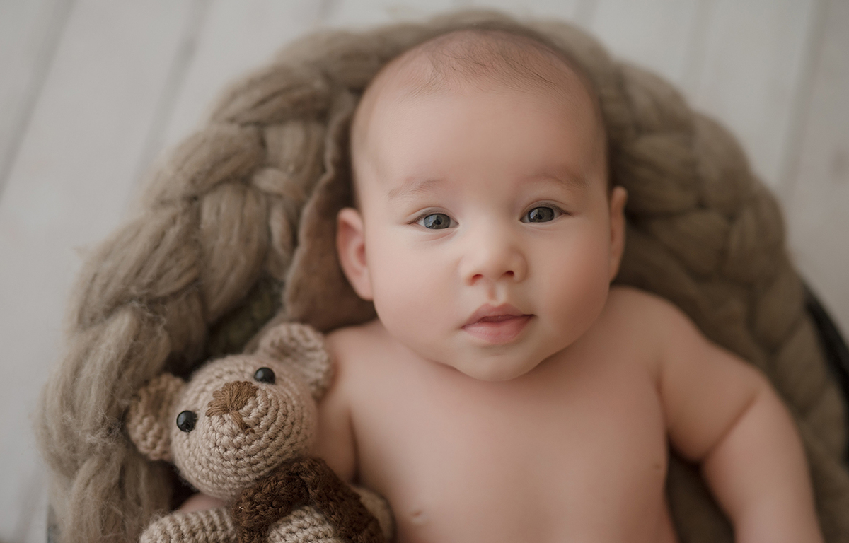 foto de bebe em caxias do sul fotografa morgana perini bebe com ursinho marrom